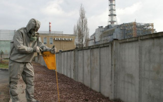 Вивозять оргтехніку та спецодяг: війська РФ розграбовують Чорнобиль