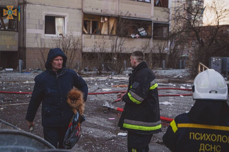 Падение остатков сбитой ракеты на многоэтажку в Киеве: опубликовали фото