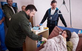 Зеленський відвідав у лікарні родину, яка потрапила під обстріл, покидаючи Ворзель, відео