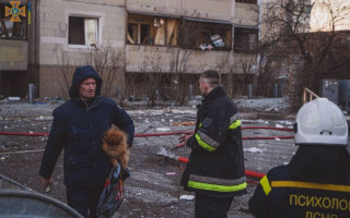 Падение остатков сбитой ракеты на многоэтажку в Киеве: опубликовали фото