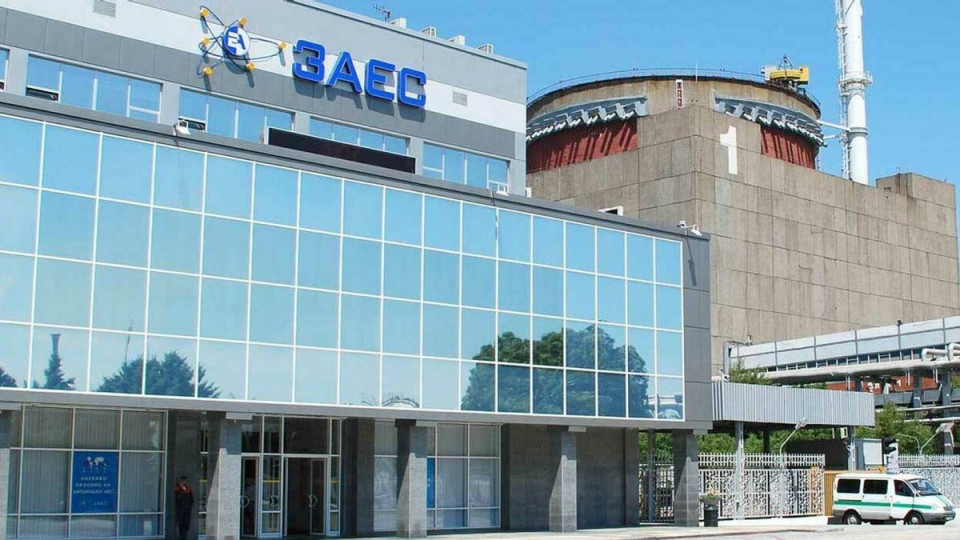 Оккупанты повредили линию электропередачи ЗАЭС: мощность двух энергоблоков уменьшили