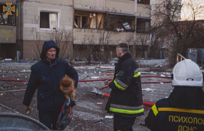 Падение остатков сбитой ракеты на многоэтажку в Киеве: опубликовали фото