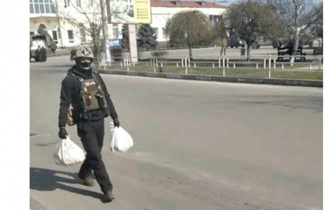 «Мне только красная икра подходит»: в Херсоне женщина потроллила оккупантов, которые раздавали гумпомощь, видео