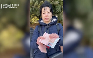 «Коли ти вже нап’єшся людської крові?» — на кордоні громадянка Росії знищила свій паспорт: ВІДЕО