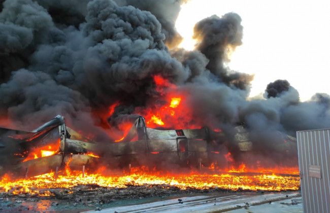 В Сумах горит склад с лакокрасочной продукцией из-за артобстрела: фото