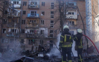 Ракетный обстрел Киева: кусок сбитой ракеты упал на жилой дом, видео