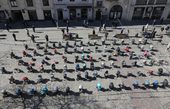 109 порожніх дитячих візочків: у Львові проводять акцію пам'яті вбитих росіянами дітей, фото