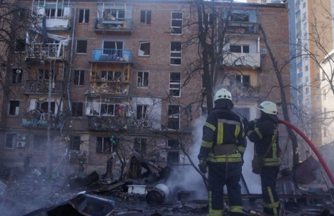 Ракетный обстрел Киева: кусок сбитой ракеты упал на жилой дом, видео