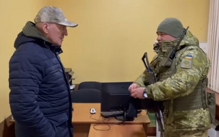 Украинские пограничники вручили послу Беларуси «30 сребреников»: видео