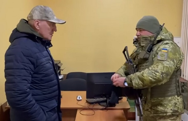 Украинские пограничники вручили послу Беларуси «30 сребреников»: видео