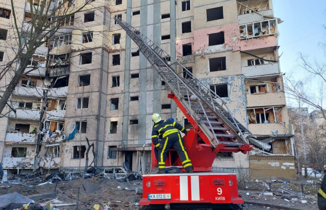 Пожар из-за обломков снаряда в Святошинском районе: ФОТО