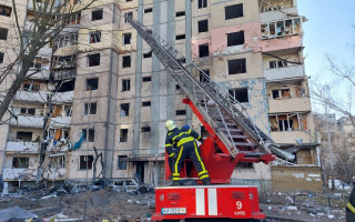 Пожар из-за обломков снаряда в Святошинском районе: ФОТО