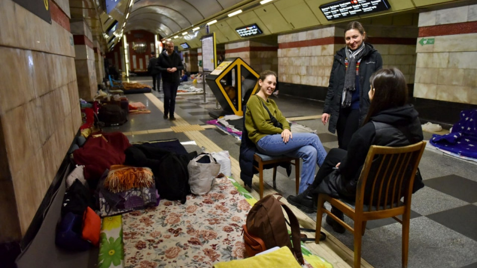 Будні київського метро: як люди живуть у підземці, ховаючись від вибухів, фото