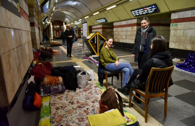 Будні київського метро: як люди живуть у підземці, ховаючись від вибухів, фото