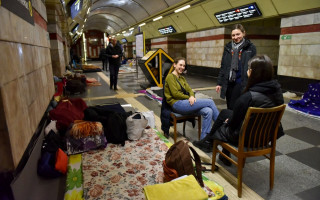 Будні київського метро: як люди живуть у підземці, ховаючись від вибухів, фото