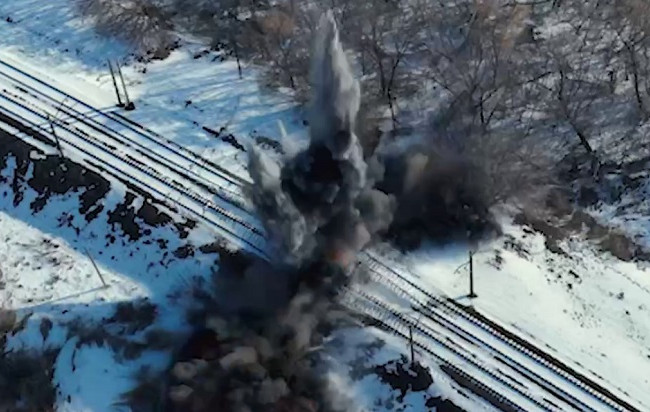Українські військові підірвали залізничний міст на кордоні з РФ: ефектне відео