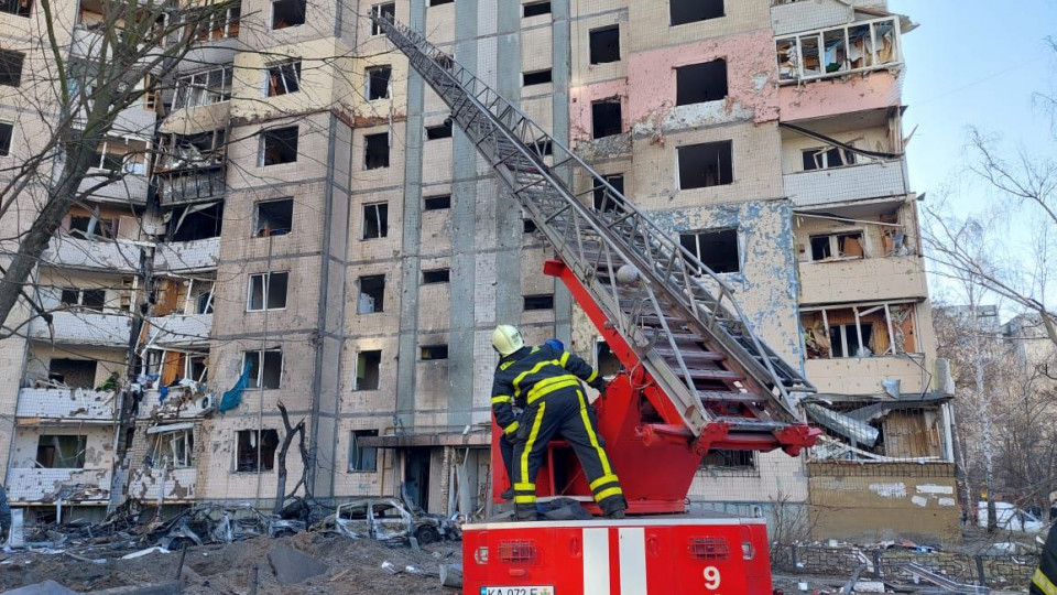 Пожар из-за обломков снаряда в Святошинском районе: ФОТО