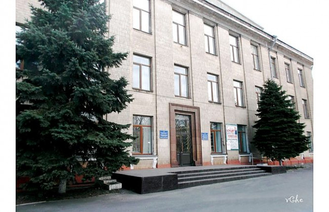 У Маріуполі нанесли авіаудар на школу мистецтв: там ховались 400 людей