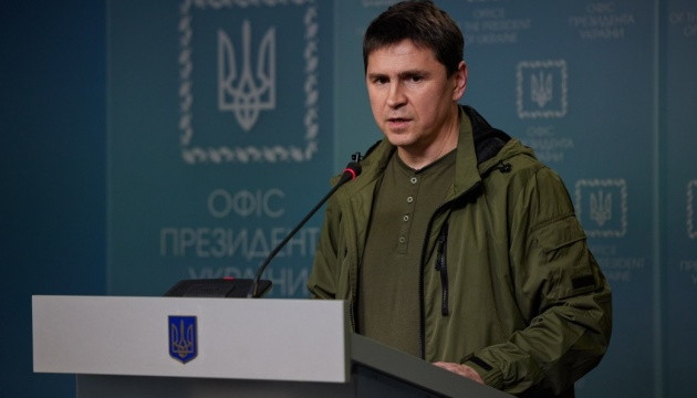 Подоляк назвав глобальною гуманітарною катастрофою ситуацію з українськими біженцями