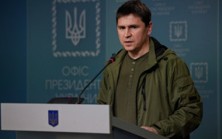 Подоляк назвав глобальною гуманітарною катастрофою ситуацію з українськими біженцями