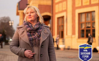 «Залізні герої»: на Закарпатті виконуюча обов’язки начальника вокзалу допомагає тисячам українцям