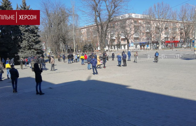 У Херсоні військові РФ застосували проти мітингувальників сльозогінний газ, відео