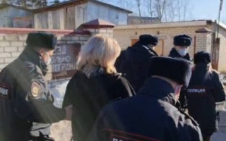Адвокатов Навального задержала полиция возле колонии, но вскоре отпустила