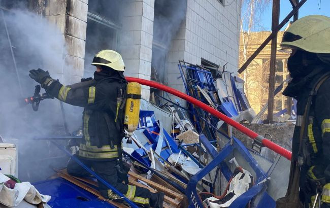 В Киеве в Оболонском районе в результате обстрела загорелся грузовик и два здания