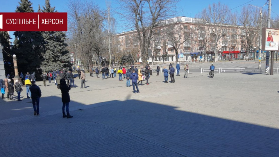 У Херсоні військові РФ застосували проти мітингувальників сльозогінний газ, відео