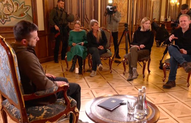 Зеленський: У питаннях гарантій безпеки ми будемо говорити про конституційні зміни, але це вирішується не лише Президентом, а і народом, ВІДЕО