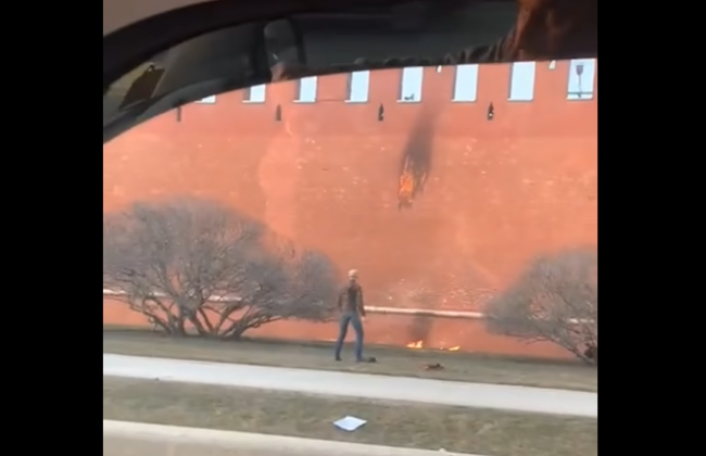 В Москве неизвестный бросил коктейль Молотова в стену Кремля: видео