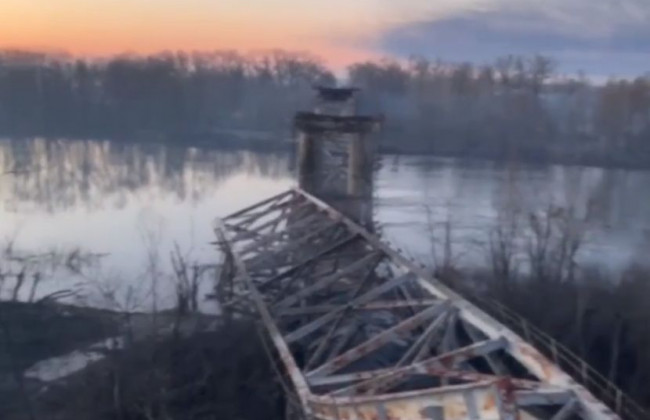 Сбросили авиабомбу: в Чернигове оккупанты уничтожили автомобильный мост через Десну, видео