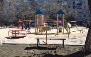 В Мариуполе убитых мирных жителей хоронят прямо во дворах, фото