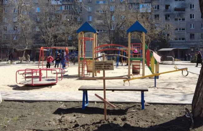 В Мариуполе убитых мирных жителей хоронят прямо во дворах, фото