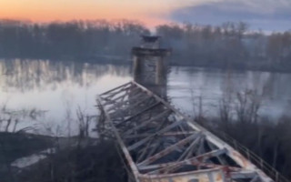 Сбросили авиабомбу: в Чернигове оккупанты уничтожили автомобильный мост через Десну, видео