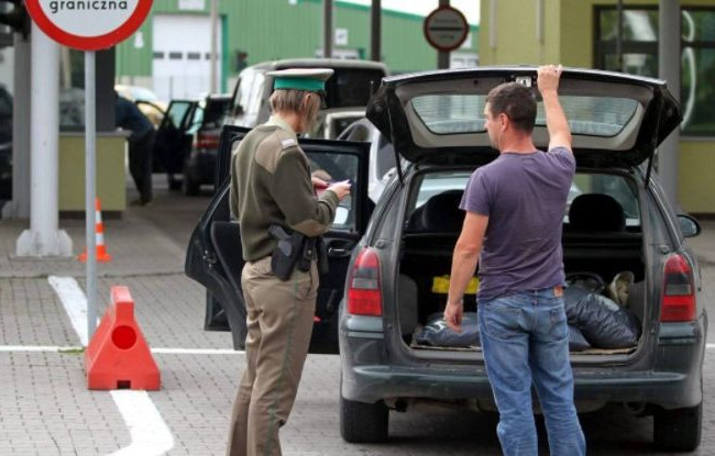 Мінінфраструктури пояснило, як перетинати кордон водіям призовного віку