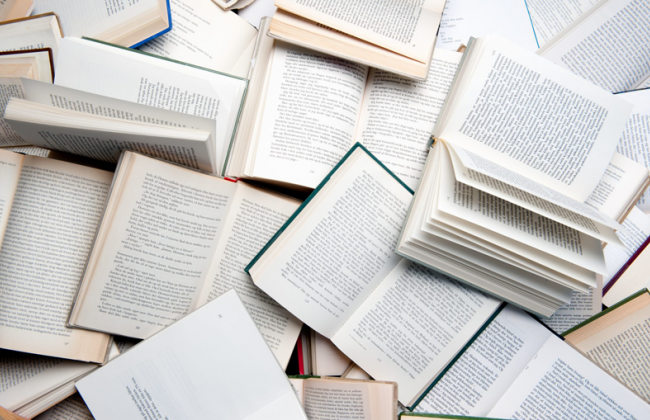 Російські окупанти спалюють українську літературу, — ГУР Міноборони