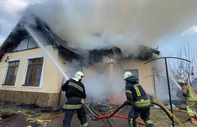У Києві загорівся приватний будинок через влучання ворожого снаряду: фото