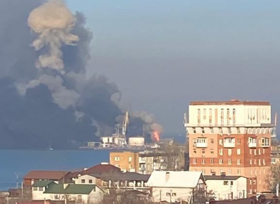 В Бердянске пожар в порту: уничтожен российский десантный корабль, обновлено