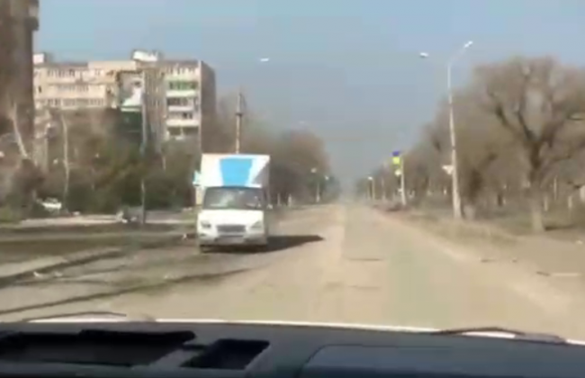 Люди пытаются покинуть окруженный Мариуполь даже под обстрелами: видео