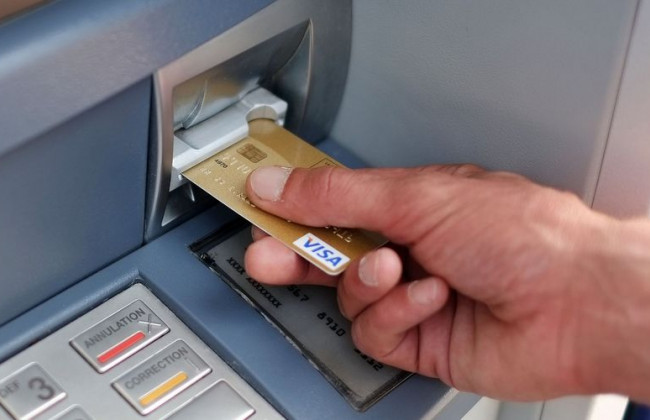 За рубежом снятие валюты с гривневых счетов ограничено лимитом в 100 тысяч грн в месяц