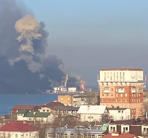 В Бердянске пожар в порту: уничтожен российский десантный корабль, обновлено