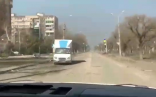 Люди пытаются покинуть окруженный Мариуполь даже под обстрелами: видео
