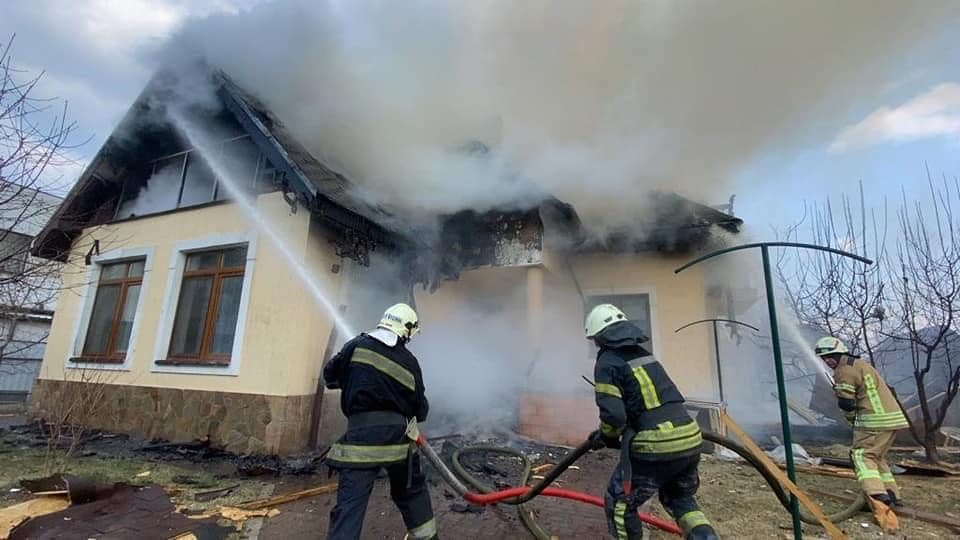 У Києві загорівся приватний будинок через влучання ворожого снаряду: фото