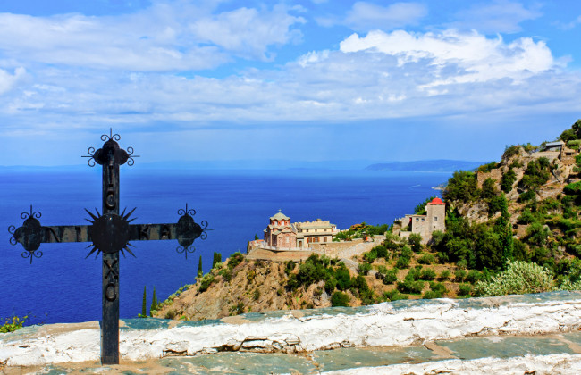 Афонские старцы прокляли Путина и запретили посещать святую гору