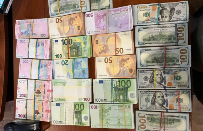 На Закарпатті затримали двох харків’ян, які з грошима та золотом намагалися дістатися Румунії