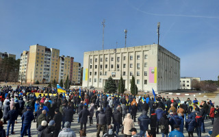 В окруженном Славутиче люди вышли на митинг за Украину: фото и видео