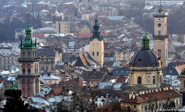 Во Львове прогремели сильные взрывы: есть пострадавшие