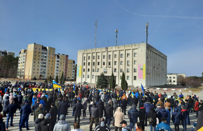 В окруженном Славутиче люди вышли на митинг за Украину: фото и видео