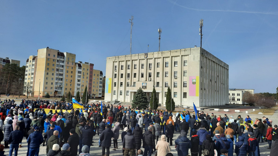 В окруженном Славутиче люди вышли на митинг за Украину: фото и видео